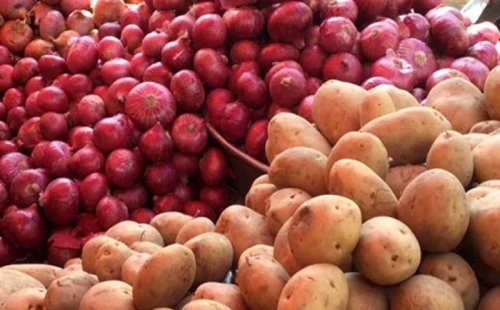 সবজিতে স্বস্তি ফিরলেও পেঁয়াজ-আলুতে অস্বস্তি। 