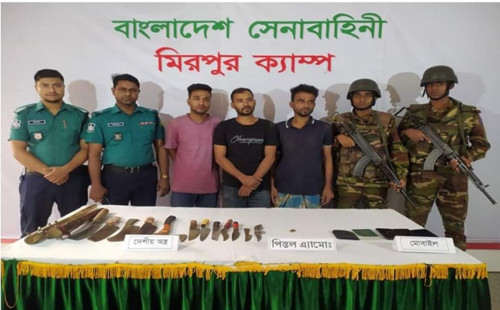 ঝিলপাড় বস্তি, মিরপুর-২ এলাকায় সেনাবাহিনী ও পুলিশের যৌথ অভিযান, গ্রেপ্তার ৩। 