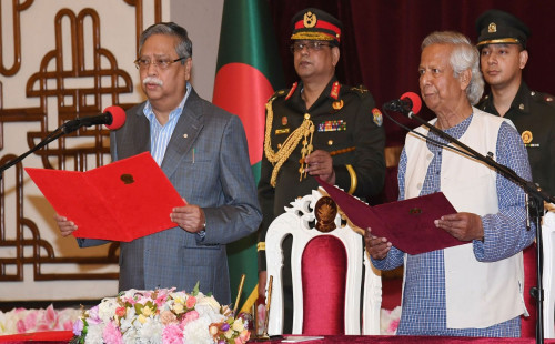 ৮ আগস্ট ড. মুহাম্মদ ইউনূসকে প্রধান উপদেষ্টা করে অন্তর্বর্তী সরকার গঠন করা হয় 