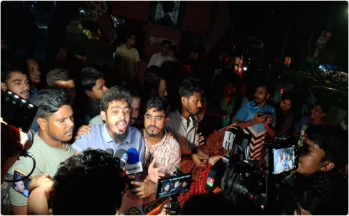 আ. লীগকে রুখে দিতে রাতেই জিরো পয়েন্টে শতশত ছাত্র-জনতা। 