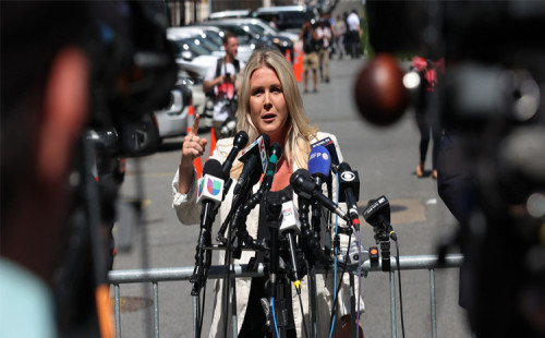 হোয়াইট হাউজেরর প্রেস সেক্রেটারি হিসেবে ২৭ বছর বয়সী ক্যারোলিন। 