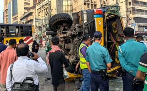 রাজধানীর পল্টন মোড়ে বাস-ট্রাকের মুখোমুখি সংঘর্ষে  একজন নিহত হয়েছেন। 