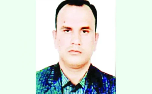 ৫ আগস্ট ক্ষমতার পালাবদল হলে ওই দিনই মনির হোসেন কম্পিউটারে থাকা সব দুর্নীতির প্রমাণ ডিলিট করে আত্মগোপনে চলে যান। 