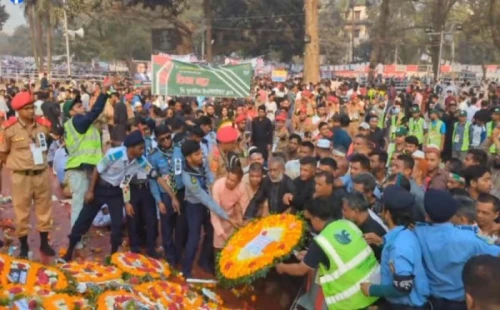 ভাষা আন্দোলনের মহান শহিদদের প্রতি গভীর শ্রদ্ধা নিবেদন শহীদ মিনারে সাধারণ মানুষের ঢল 