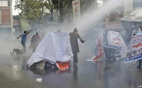 চাকরি স্থায়ীকরণের দাবিতে রাজধানীর জাতীয় প্রেসক্লাবের সামনে রাস্তা অবরোধ 