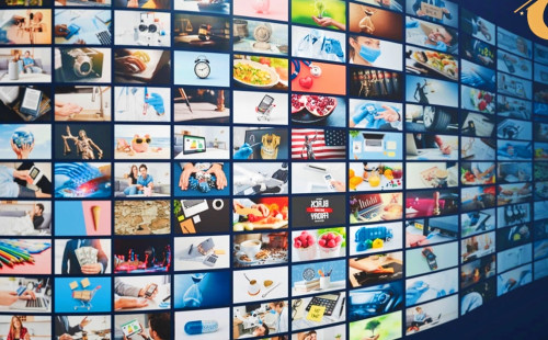 অনলাইন নিউজ পোর্টাল নয়, দেশের বড় সংবাদপত্র ও বেসরকারি টেলিভিশনেরও নিজস্ব নিউজ পোর্টাল রয়েছে। তারা মাল্টিমিডিয়া কনটেন্ট তৈরি করছে, লাইভ সম্প্রচার করছে, এমনকি সোশ্যাল মিডিয়ায় ব্যাপকভাবে সক্রিয়। এতে টেলিভিশন ও ডিজিটাল সাংবাদিকতা যেন মিলেমিশে একাকার হয়ে গেছে।  প্রিন্ট মিডিয়ার সংকট গত এক দশকে ডিজিটাল মিডিয়ার প্রসারের ফলে ছাপা পত্রিকার প্রচারসংখ্যা ব্যাপকভাবে কমেছে। পাঠক টানতে ইংরেজি দৈনিকগুলোকেও এখন বাংলায় সংবাদ প্রকাশ করতে হচ্ছে। এমনকি অনেক জনপ্রিয় রেডিও বন্ধ হয়ে গেছে, যেমন ২০২২ সালের ৩১ ডিসেম্বর বিবিসি বাংলা তাদের ৮১ বছরের রেডিও সম্প্রচার বন্ধ করে। তবে তারা অনলাইন ও টেলিভিশনে সংবাদ প্রচার চালিয়ে যাচ্ছে এবং সোশ্যাল মিডিয়ায় ব্যতিক্রমী কনটেন্টের মাধ্যমে জনপ্রিয়তা ধরে রেখেছে।  সাংবাদমাধ্যমের সংখ্যা ও নিবন্ধন তথ্য ও সম্প্রচার মন্ত্রণালয়ের সর্বশেষ তথ্য অনুযায়ী, দেশে নিবন্ধিত অনলাইন নিউজ পোর্টালের সংখ্যা ২১৩টি, দৈনিক পত্রিকা ১,৩১১টি এবং অনুমোদিত বেসরকারি টেলিভিশন ৪৫টি। এর মধ্যে ১৭টি বেসরকারি টেলিভিশন ও ১৯৬টি দৈনিক পত্রিকার অনলাইন পোর্টাল নিবন্ধন পেয়েছে।  তবে এর বাইরেও অসংখ্য অনিবন্ধিত অনলাইন পোর্টাল ও ইউটিউব চ্যানেল সংবাদ প্রচার করছে, যা অনেক সময় পাঠকদের বিভ্রান্ত করছে। ফলে সাংবাদিকদের আরও সতর্ক হতে হবে, যাতে ভুল তথ্য ছড়িয়ে না পড়ে। 