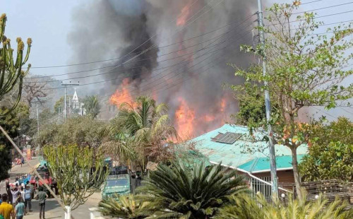 সাজেক ভ্যালিতে ভয়াবহ আগুনে প্রায় ১৫০টি রিসোর্ট, দোকান ও বসতঘর পুড়ে ছাই 