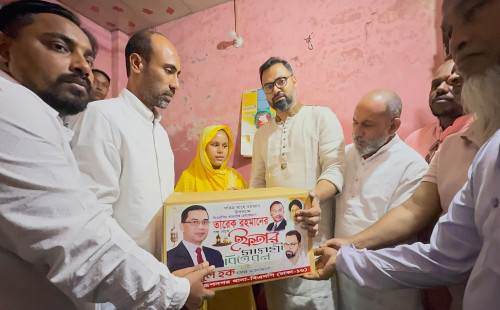 চব্বিশের গণঅভ্যুত্থানে শহীদ পরিবারের মাঝে ইফতার ও খাদ্য সামগ্রী দিলেন- আমিনুল হক 