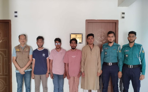 বৈষম্যবিরোধী ছাত্র প্রতিনিধি’ পরিচয়ে ৫ লাখ টাকা মুক্তিপণ ও ১৫ লাখ টাকার একটি ব্যাংক চেক আদায় চাকরিজীবী আত্মীয়-স্বজন থেকে 