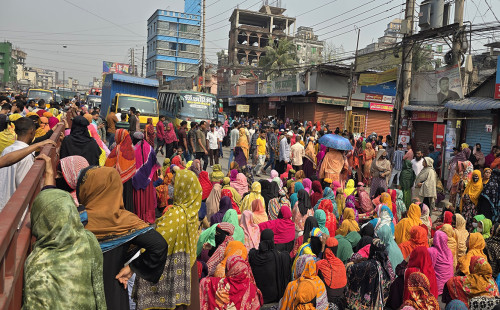 ঢাকা-ময়মনসিংহ মহাসড়ক অবরোধ কারখানার শ্রমিকরা 