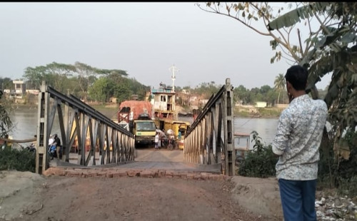 দিঘলিয়া নগরঘাটা ফেরিঘাটে বিআইডব্লিউটিএ ও সড়ক বিভাগ খুলনার একই পল্টুন ব্যবহার করে  টোল আদায়     কোটি টাকার উপরে ক্ষতিগ্রস্ত সড়ক বিভাগের ইজারাদার 