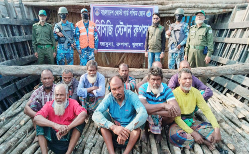 সুন্দরবন থেকে চোরাইকৃত গেওয়া ও গড়ান কাঠসহ ১০ জনকে আটক 