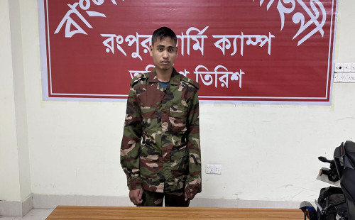 একটি শপিং মলে ঈদের কেনাকাটা করতে ভুয়া মেজর আটক 