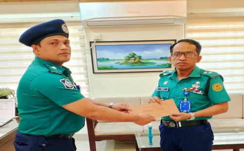 রেলওয়ে  পরীক্ষা নিয়োগের প্রশ্নপত্র ফাঁস  চক্রের ২জন গ্রেফতারে নগদ অর্থ পুরস্কার গ্রহণ পুলিশ পরিদর্শক তদন্ত মনজুরুল হাসান 