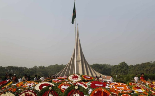 ঢাকার সাভারে জাতীয় স্মৃতিসৌধে  শ্রদ্ধায় ফুলে ভরে গেছে পুরো মাঠে 