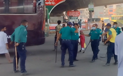 ঢাকা-চট্টগ্রাম মহাসড়কের যাত্রাবাড়ী চৌরাস্তা মোড়ে যানজট মুক্ত অভিযান অতিরিক্ত পুলিশ কমিশনার এনাম 