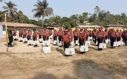 বান্দরবানের লামা উপজেলায় আনসার ভিডিপি'দের মাঝে ঈদ উপহার সামগ্রী বিতরণ। 
