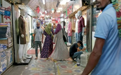 দান-সদকা থেকে শুরু করে কেনাকাটা— সব ক্ষেত্রেই অর্থনীতিতে বিরাট প্রবাহ সৃষ্টি করছে ঈদ 