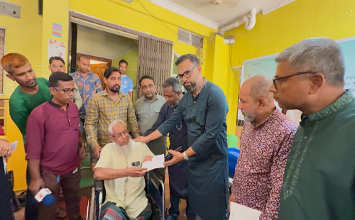 চব্বিশের শহিদ ও আহত পরিবারকে ঈদ উপহার দিলেন বিএনপি নেতা আমিনুল হক 