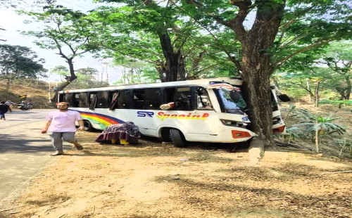 বান্দরবানে পর্যটকবাহী মিনিবাস গাছের সাথে ধাক্কা, আহত ২৫। 