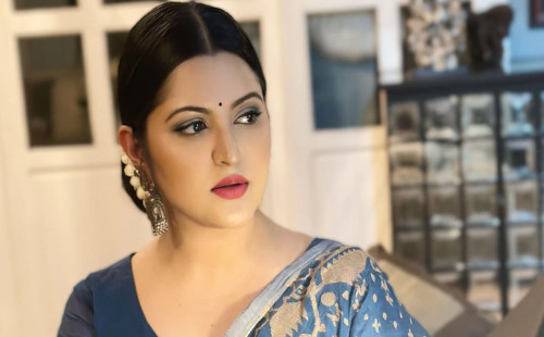 চিত্রনায়িকা পরীমণির এক বছরের মেয়ে সন্তানকে খাবার খাওয়ানোকে কেন্দ্র করে গৃহকর্মীকে মারধরের অভিযোগ 