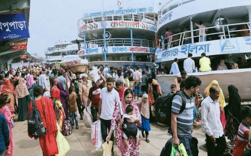 দীর্ঘ ছুটি শেষে আজ সকালে দক্ষিণাঞ্চল থেকে লঞ্চযোগে আসা মানুষের চাপ 