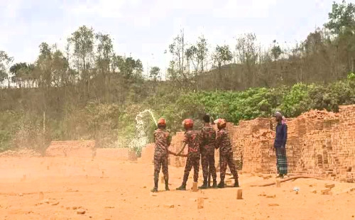আলীকদমে ইউবিএম ইট ভাটার সকল কার্য্যক্রম বন্ধ করে প্রশাসনের জরিমানা। 