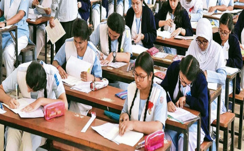 এসএসসি পরীক্ষার হলে মেয়ে বাড়িতে বাবার লাশ 