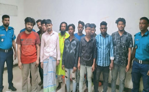 মোহাম্মদপুরে সাঁড়াশি অভিযানে বিভিন্ন অপরাধে জড়িত ১৩ জনকে গ্রেফতার করেছেন পুলিশ 