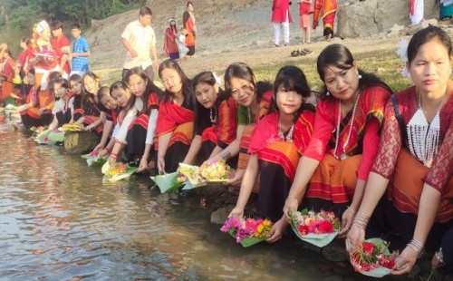 মঙ্গল কামনায়   সাঙ্গু নদীতে ফুল ভাসিয়ে  বিজু পালন   চাকমা ও তঞ্চঙ্গ্যারা 