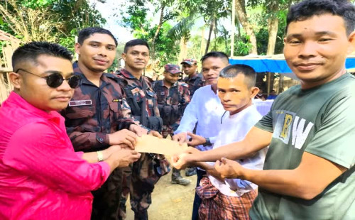 বৈসাবী উৎসবে আলীকদম ৫৭ বিজিবি কর্তৃক আর্থিক অনুদান প্রদান। 
