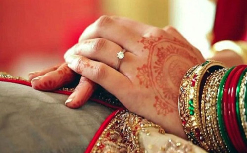 বন্ধুর কাছে ধারের টাকা না পেয়ে তার স্ত্রীকে বিয়ে করে বিপাকে  সাইনবোর্ড তুষারধারায় 