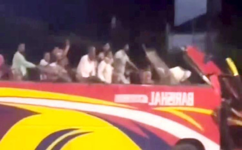 কাভার্ডভ্যানের সঙ্গে সংঘর্ষে যাত্রীবাহী একটি বাসের ছাদ উড়ে গেছে 