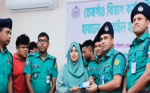 প্রায় গত এক মাসে উদ্ধারকৃত ২৫১ মোবাইল ফোন মালিকদের বুঝিয়ে দিল( ডিএমপি) তেজগাঁও বিভাগের উপকমিশনার ইবনে মিজান 