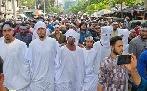 শিক্ষার্থীদের ওপর হামলার প্রতিবাদে কাফনের কাপড় বেঁধে গণমিছিল করছে কারিগরি শিক্ষার্থীরা 