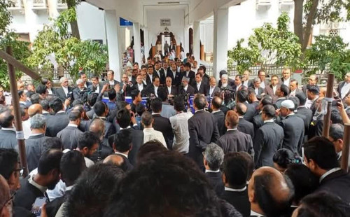 বিচারপতি খায়রুল হককে গ্রেপ্তারের দাবিতে সুপ্রিম কোর্টে বিক্ষোভ 