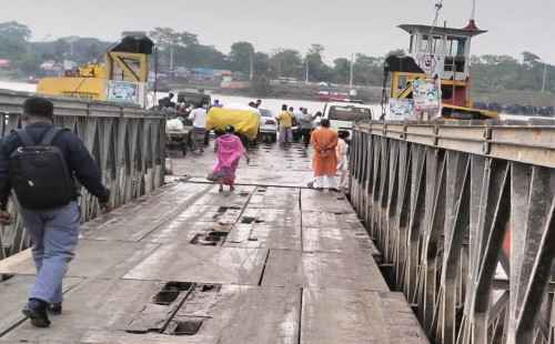 টোল আদায়ের নামে চলছে রাম রাজত্ব মোংলা ফেরিতে     নির্ধারিত টোলের চেয়ে আদায় করা হচ্ছে ছয় গুণেরও বেশি 