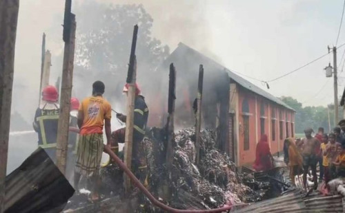 গাজীপুরে একটি  ঝুটের গুদামে আগুন, নিয়ন্ত্রণে ৬ ইউনিট গাজীপুর প্রতিনিধি 