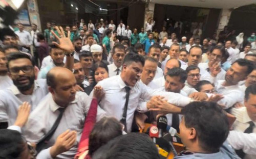 সাংবাদিকদের ওপর চড়াও হয়ে দেখে নেওয়ার হুমকি দিয়েছেন বিএনপিপন্থি কয়েকজন আইনজীবী 