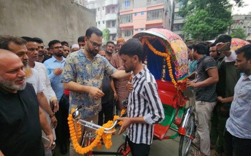ক্ষতিগ্রস্তদের রিকশা ও নগদ অর্থ প্রদান অনুষ্ঠান:  বিএনপি মানবিক বাংলাদেশ গড়তে চায় - আমিনুল হক 