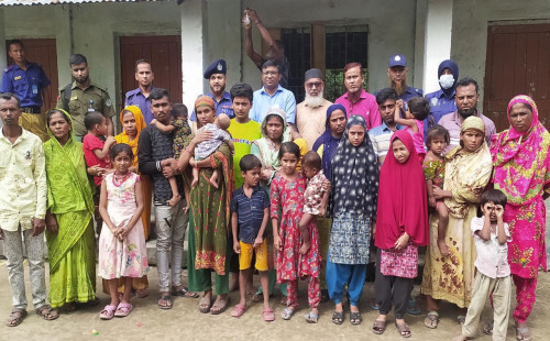 পঞ্চগড় সীমান্তে পুশ ইন করা ২১ জনকে পরিবারের কাছে হস্তান্তর 