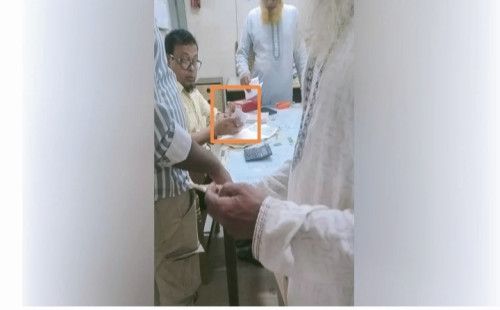 সাব রেজিস্ট্রার অফিসে প্রকাশ্যে ঘুষ লেনদেন 