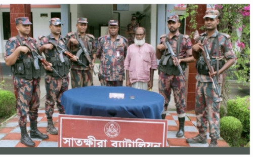 সীমান্ত এলাকা থেকে প্রায় ৬৭ লাখ টাকা মূল্যের ৪টি স্বর্ণের বারসহ আটক ১ 