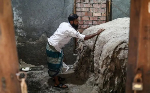 সরকার নির্ধারিত দামে এবারো বিক্রি না হওয়ার অভিযোগ, রাস্তায় পড়ে ছিল কাঁচা চামড়া 