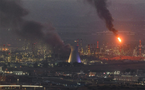 ইরানের মিসাইল হামলায়  বিধ্বস্ত  দখলদার ইসরায়েলের বৃহৎ তেল পরিশোধনাগার 