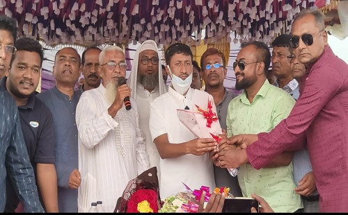 স্ত্রীর কিডনিতে নতুন জীবন, হেলিকপ্টারে গ্রামে ফিরলেন কুদ্দুস বিশ্বাস 