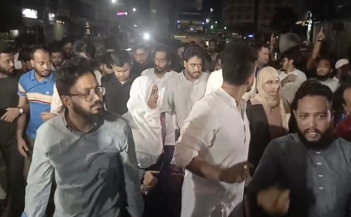 এনসিপি) কেন্দ্রীয় অফিসের সামনে নেতাকর্মীদের লক্ষ্য করে ককটেল বিস্ফোরণ 