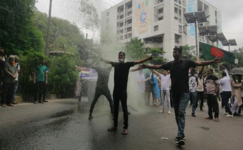 রাজধানীর কাকরাইল বিডিআর সদস্যদের ওপর জলকামান ও সাউন্ড গ্রেনেড নিক্ষেপ করেছে পুলিশ 