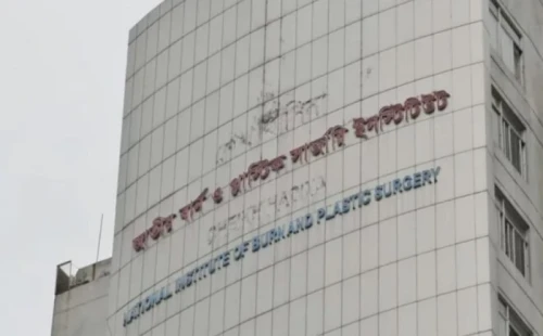 যাত্রাবাড়ীতে একটি বাসায় গ্যাস লিকেজ থেকে বিস্ফোরণে এক পরিবারের শিশুসহ তিনজন দগ্ধ 