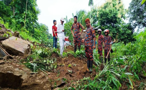 সাজেক সড়কের বিভিন্নস্থানে পাহাড় ধসের ঘটনা ঘটেছে 